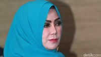 Ibunda Raffi Ahmad itu tampil dengan hijab biru dan busana muslim bermotif batik. Pool/Gus Mun/detikFoto.