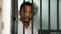 Pria berusia 42 tahun itu tampak sendu kala menunggu di sel khusus untuk menunggu sidang. Pool/Ismail/detikFoto.