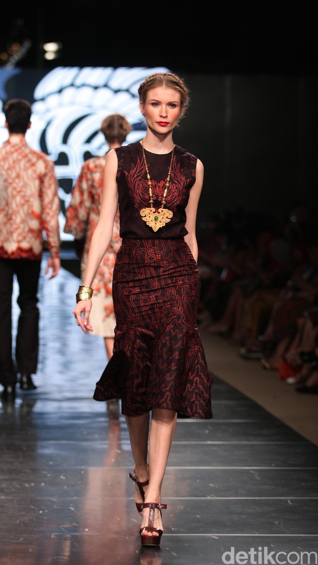 Koleksi Alleira dengan Eksplorasi Batik Jawa, yang mengusung tema Yavadvipa yang bertempat di Ballroom Dharmawangsa Hotel. Jakarta. [Foto: Mohammad Abduh/Wolipop]