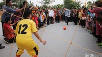 Ahok menendang bola saat menjajal lapangan futsal RPTRA Bhineka. Namun bola yang ditendang Ahok berhasil ditepis penjaga gawang dan tidak gol.