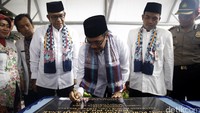 Djarot menandatangani prasasti peresmian RPTRA Pinang Pulo.