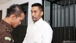 Penampilan Restu Sinaga di Sidang Perdana