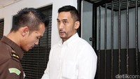 Restu Sinaga tiba di PN Jakarta Selatan pada pukul 09. 43 WIB pagi tadi, Kamis (13/10). Pool/Ismail/detikFoto.