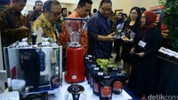 Anak Agung Gede Ngurah Puspayoga meninjau stand pameran kopi nusantara.