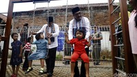 Djarot (kanan) menemani anak-anak bermain ayuman di sela-sela peresmian RPTRA Pinang Pulo.