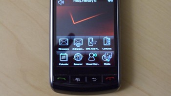 BlackBerry Storm dirilis tahun 2008 dan digadang-gadang dapat menghambat laju iPhone. Sayang, layar sentuhnya yang kurang sensitif serta operasional yang lambat membuatnya dianggap sebagai produk gagal. Foto: Istimewa