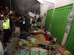 Banjir di Sampang, Wagub Jatim Temui Pengungsi yang Tidur di Emperan Toko