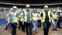Menpora Imam Nahrawi didampingi Ketua KOI Erick Thohir berkeliling stadion untuk meninjau renovasi.