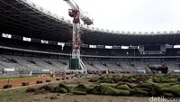 Sejumlah alat berat seperti crane juga diturunkan.