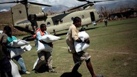 Warga Les Anglais, Haiti, menerima bantuan yang disalurkan oleh tentara Amerika Serikat. Andres Martinez Casares/Reuters/detikFoto.