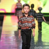 Koleksi Alleira dengan Eksplorasi Batik Jawa, yang mengusung tema Yavadvipa yang bertempat di Ballroom Dharmawangsa Hotel. Jakarta. [Foto: Mohammad Abduh/Wolipop]