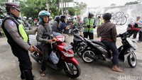 Polisi memeriksa surat-surat kendaraan.