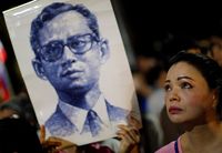 Rakyat Thailand banyak yang menangisi wafatnya Raja Bhumibol