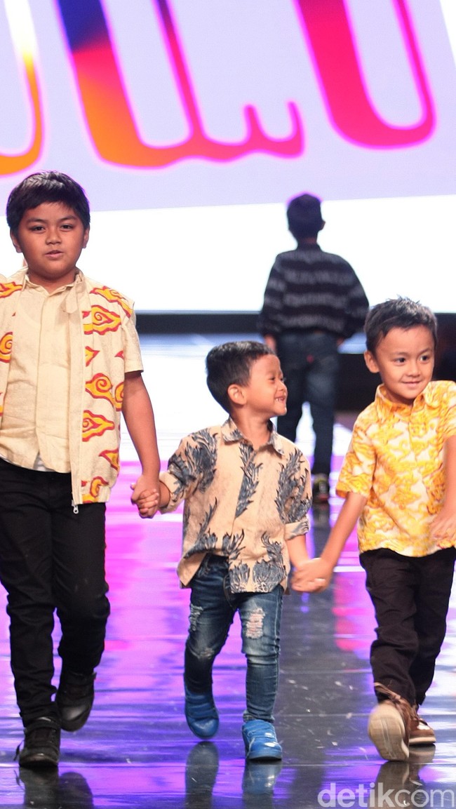 Koleksi Alleira dengan Eksplorasi Batik Jawa, yang mengusung tema Yavadvipa yang bertempat di Ballroom Dharmawangsa Hotel. Jakarta. [Foto: Mohammad Abduh/Wolipop]