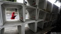 Tumpukan box culvert siap untuk dipasang.