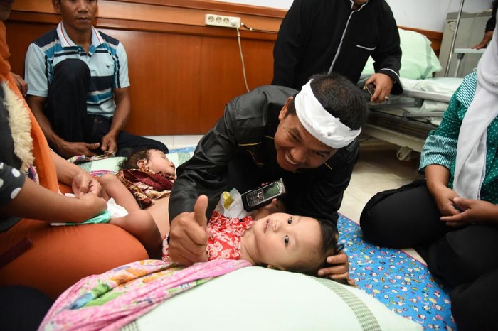 Lantik Pengurus Golkar Sumedang, Kang Dedi Bantu Biaya Operasi Bayi Kembar Siam