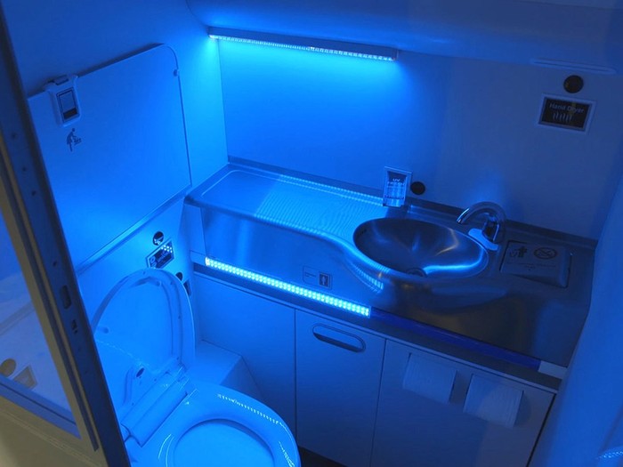 Toilet dengan sinar UV di pesawat
