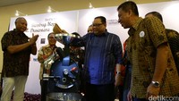 Anak Agung Gede Ngurah Puspayoga membuka SMESCO Rembug Kopi Nusantara secara simbolis dengan memasukkan biji kopi ke dalam mesin penggiling.