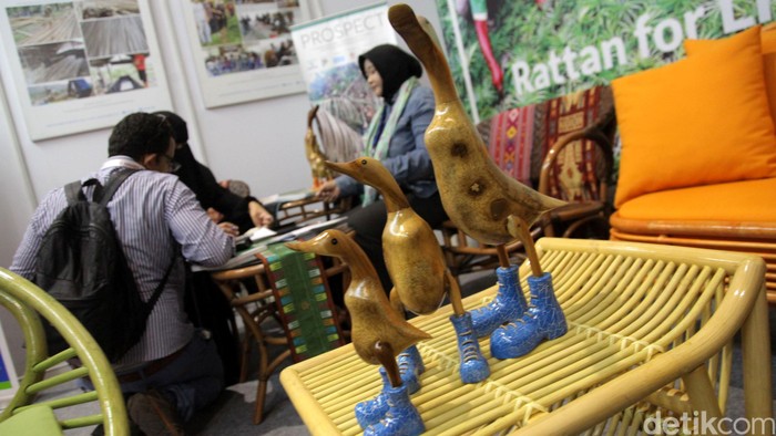 Program Pengembangan Industri Rotan

Penjaga memberikan penjelasan kepada pengunjung di booth Pupuk saat pameran Grade Expo Indonesia di JIExpo Kemayoran, Jakarta, Kamis (13/10/2016). Prospect Indonesia merupakan program pengembangan industri rotan yang diinisiasi oleh Perkumpulan Untuk Peningkatan Usaha Kecil (PUPUK) dengan tujuan untuk membantu memperkuat program-program pengembangan industri rotan yang dilakukan baik oleh pemerintah maupun oleh pihak-pihak lainnya dengann mendorong industri rotan Indonesia agar secara bertahap beralih ke sistem produksi dan konsumsi yang keberlanjutan. Grandyos Zafna/detikcom