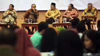 (Kiri-kanan) Mantan Ketua Mahkamah Konstitusi (MK), Hamdan Zoelva, Mantan Ketua DPD, Ginandjar Kartasasmita, Ketua DKPP Jimly Asshiddiqie, Ketua Badan Pengembangan Kapasitas Kelembagaan (BPKK) DPD John Pieris, dan Ketua Kelompok DPD, Bambang Sadono menjadi pembicara dalam seminar nasional tersebut.