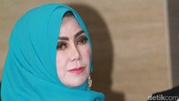 Ia terlihat mengenakan cincin berlian di kedua tangannya tersebut. Pool/Gus Mun/detikFoto.