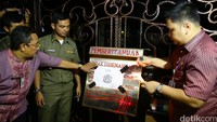Penyegelan dilakukan sekitar pukul 14.40 WIB.