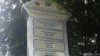 Puskesmas Kecamatan Kebon Jeruk terletak di Jalan Raya Kebon Jeruk No 2, Jakarta. Tepatnya di dekat SMA Negeri 65 Jakarta. Belakangan puskesmas ini jadi viral lantaran penampakan puskesmas yang modern dan rapi. (Foto: Firdaus/detikHealth)