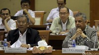 Rapat tersebut dihadiri Direktur Utama PLN Sofyan Basir (kanan) dan Kementerian ESDM diwakili oleh Direktur Pembinaan Program Ketenagalistrikan Alihuddin Sitompul.