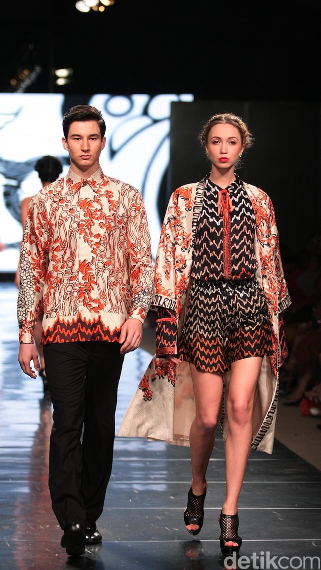 Koleksi Alleira dengan Eksplorasi Batik Jawa, yang mengusung tema Yavadvipa yang bertempat di Ballroom Dharmawangsa Hotel. Jakarta. [Foto: Mohammad Abduh/Wolipop]