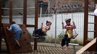 Anak-anak asyik bermain di taman RPTRA Pinang Pulo.