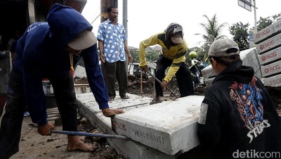 Perbaikan Saluran Air di Jalan Raya Ragunan