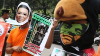 Kelompok yang menamai diri mereka Scorpion ini melakukan aksi unjuk rasa di depan Kantor Gubernur di Balai Kota, Jakarta, Kamis (13/10/2016).