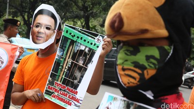 Pecinta Satwa Demo di Balai Kota