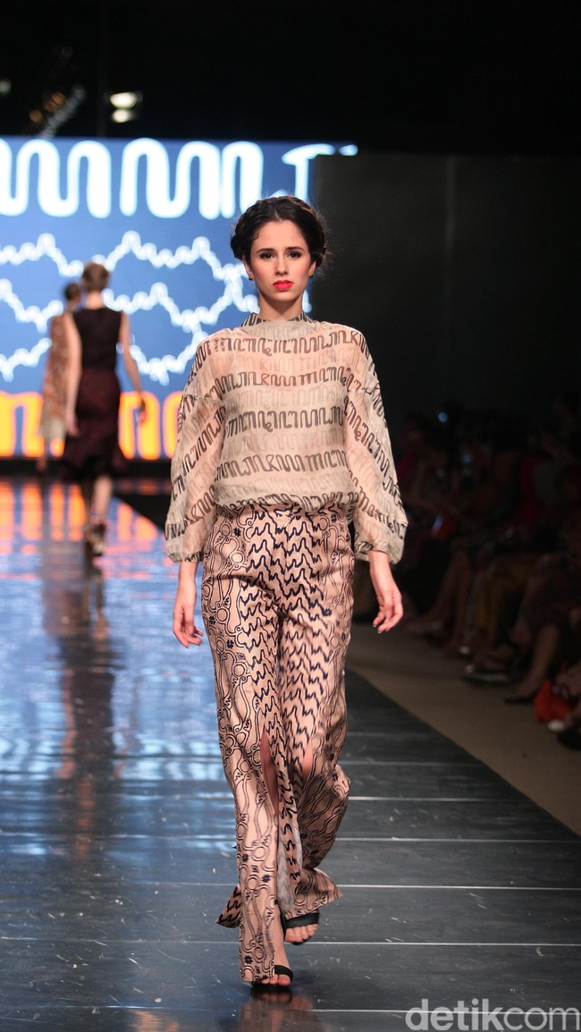 Koleksi Alleira dengan Eksplorasi Batik Jawa, yang mengusung tema Yavadvipa yang bertempat di Ballroom Dharmawangsa Hotel. Jakarta. [Foto: Mohammad Abduh/Wolipop]