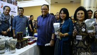 Anak Agung Gede Ngurah Puspayoga mengunjungi setiap stand SMESCO Rembug Kopi Nusantara.