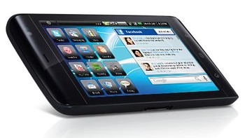 Dell Streak yang rilis tahun 2005 sebenarnya adalah cikal bakal phablet modern alias ponsel berlayar besar. Sayang, usianya tidak lama, mungkin karena kala itu konsumen belum terbiasa dengan smartphone layar jumbo. Foto: Istimewa
