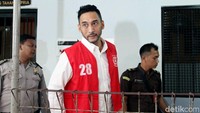 Usai sidang, Restu merasa keberatan dengan dakwaan yang dibacakan perihal barang bukti. Pool/Ismail/detikFoto.