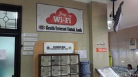 Wah, ada WiFi gratis di Puskesmas Kebon Jeruk. Tak cuma itu ada charger box juga. Jadi jangan khawatir untuk tetap terhubung dengan keluarga melalui gadget masing-masing, meski sedang mengantre pengobatan. (Foto: Firdaus/detikHealth)