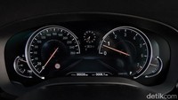 Speedometer bernuansa gelap. Foto: BMW
