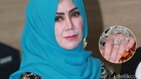 Pada tangan kirinya saja ada dua cincin bertahta berlian yang melekat di jemarinya. Pool/Gus Mun/detikFoto.
