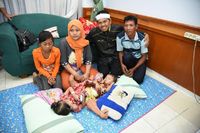 Bupati Dedi Mulyadi memberikan bantuan kepada bayi kembar siam (Tri Isparto/detikcom)