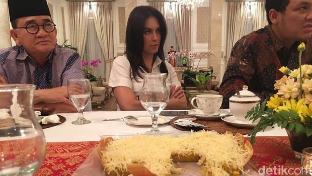 Ahok berdiskusi dengan timsesnya dan Sophia Latjuba. (Foto: Dok. Sophia Latjuba)