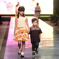 Koleksi Alleira dengan Eksplorasi Batik Jawa, yang mengusung tema Yavadvipa yang bertempat di Ballroom Dharmawangsa Hotel. Jakarta. [Foto: Mohammad Abduh/Wolipop]