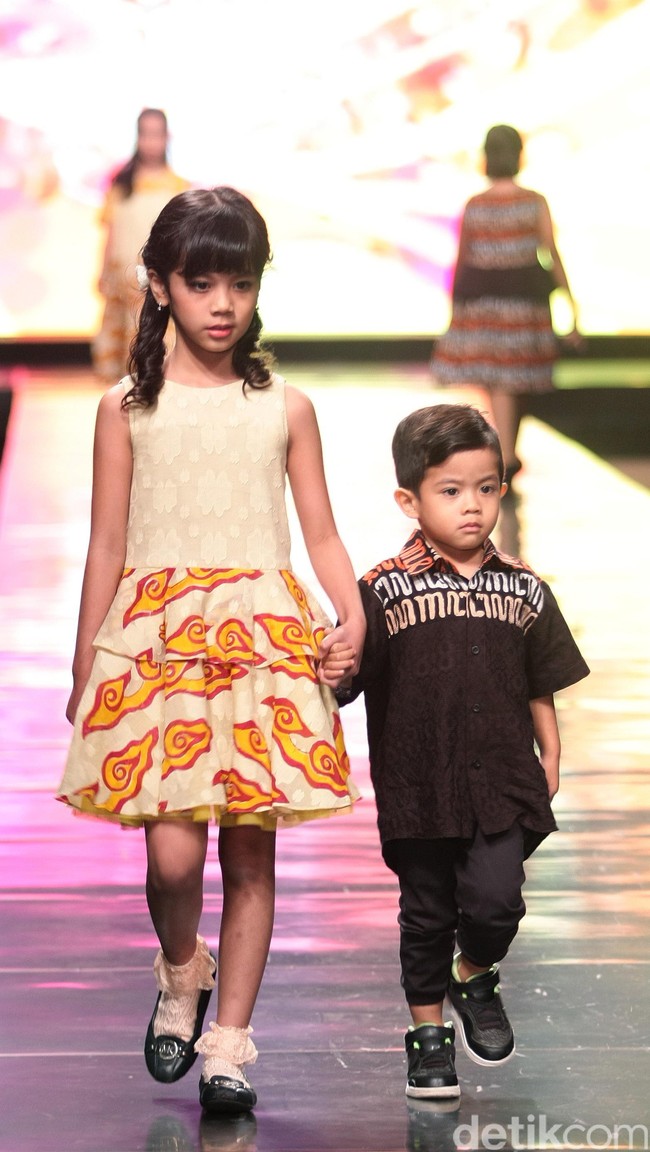 Koleksi Alleira dengan Eksplorasi Batik Jawa, yang mengusung tema Yavadvipa yang bertempat di Ballroom Dharmawangsa Hotel. Jakarta. [Foto: Mohammad Abduh/Wolipop]