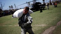 Tentera Amerika Serikat menurunkan bantuan dari helikoter. Bantuan tersebut akan didistribusikan kepada korban topan di Les Anglais, Haiti. Andres Martinez Casares/Reuters/detikFoto.