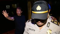 Salah seorang manajemen diskotek nampak tak menerima sorotan kamera.