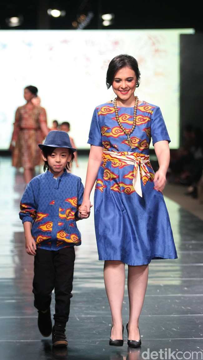 Koleksi Alleira dengan Eksplorasi Batik Jawa, yang mengusung tema Yavadvipa yang bertempat di Ballroom Dharmawangsa Hotel. Jakarta. [Foto: Mohammad Abduh/Wolipop]