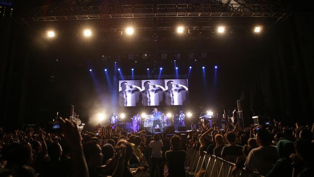 Berdendang di Konser Morrissey dengan Lagu Uniknya