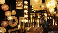 Pengunjung melihat pameran produk unggulan Indonesia di Trade Expo Indonesia (TEI) 2016, Kamis (13/10/2016).