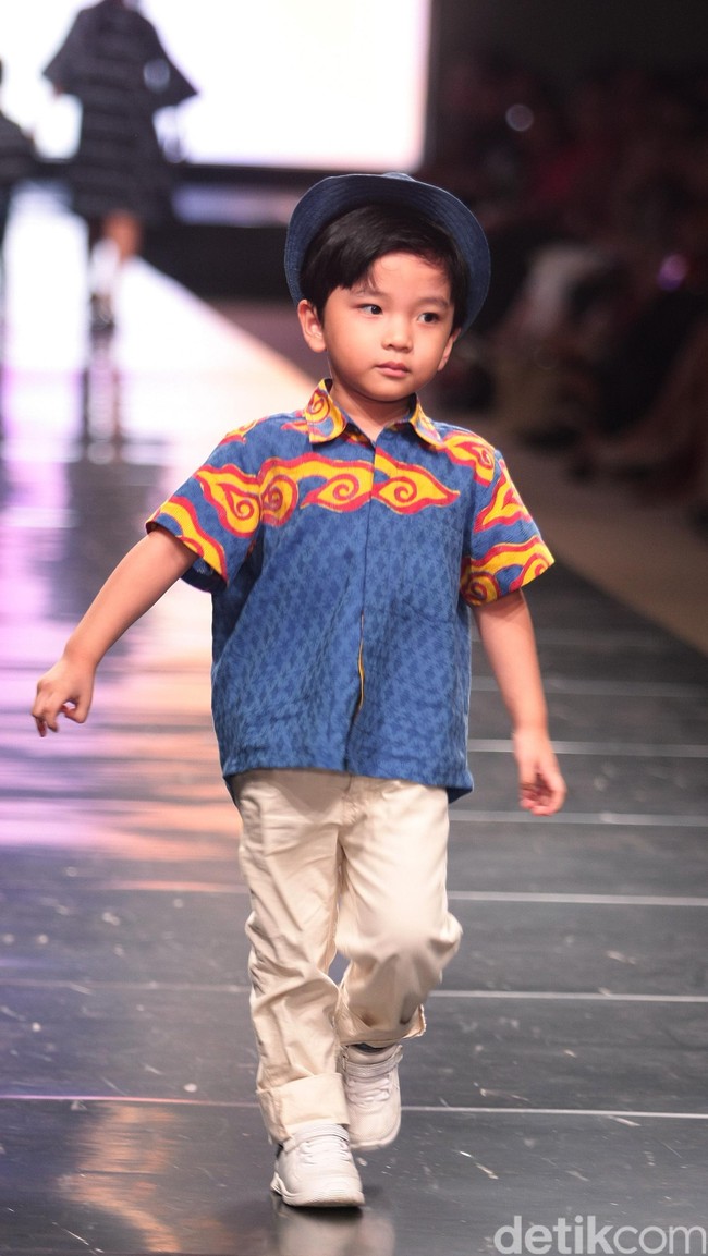 Koleksi Alleira dengan Eksplorasi Batik Jawa, yang mengusung tema Yavadvipa yang bertempat di Ballroom Dharmawangsa Hotel. Jakarta. [Foto: Mohammad Abduh/Wolipop]